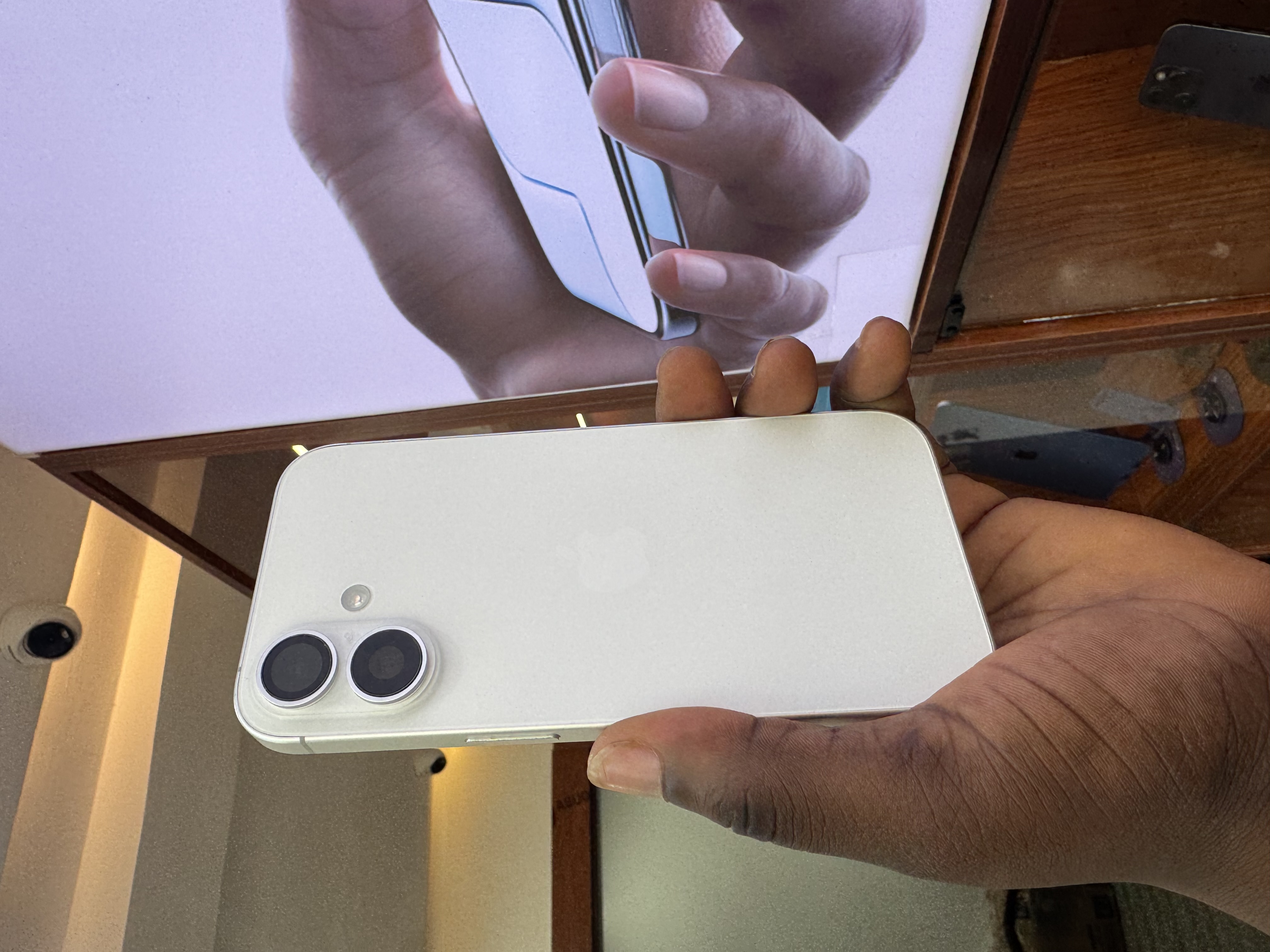Apple iPhone 16